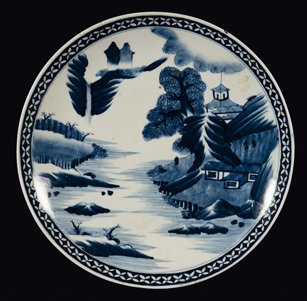 Piatto in porcellana bianca e blu con paesaggio, Cina, Dinastia Qing, XIX secolo