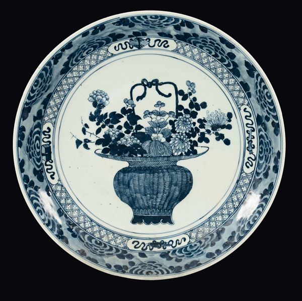 Grande piatto in porcellana bianca e blu con cestino di fiori, Cina, Dinastia Qing, epoca Qianlong (1736-1795)