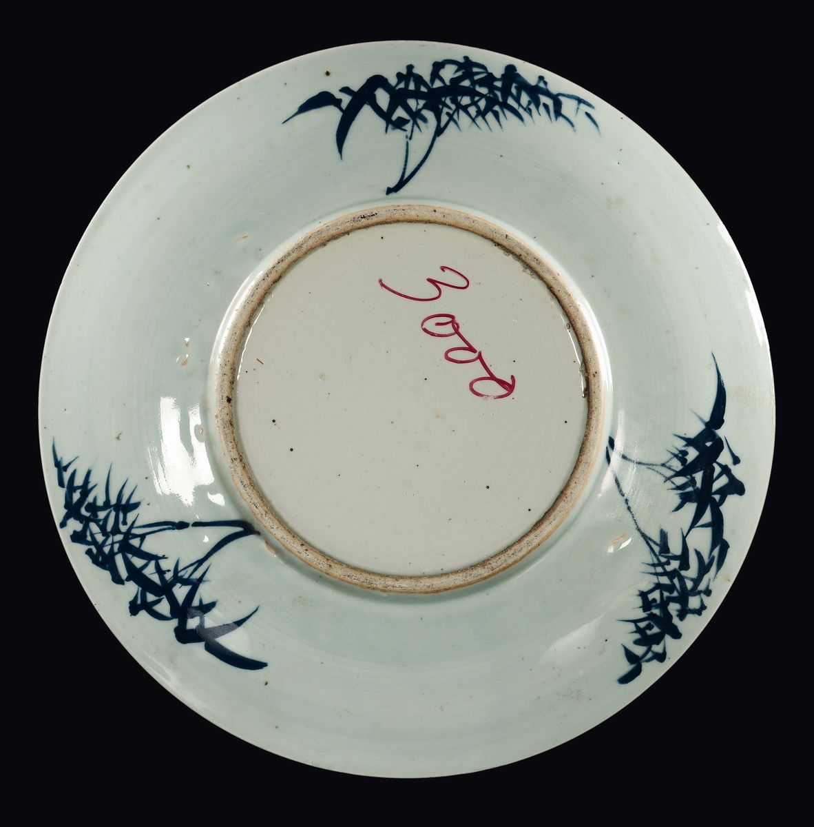 Cina, Dinastia Qing, Grande piatto in porcellana bianca e blu con cestino di fiori, epoca Qianlon...