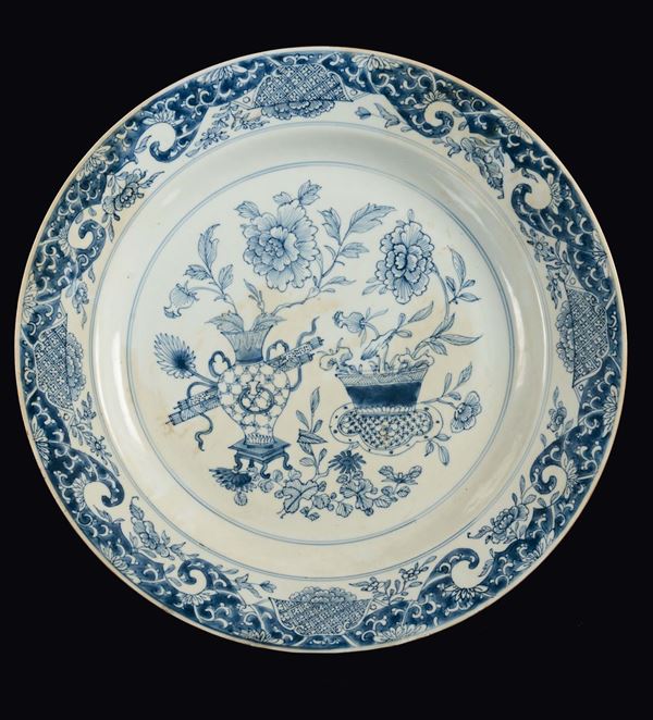 Grande piatto in porcellana bianca e blu con vasi di fiori, Cina, Dinastia Qing, epoca Qianlong (1736-1795)