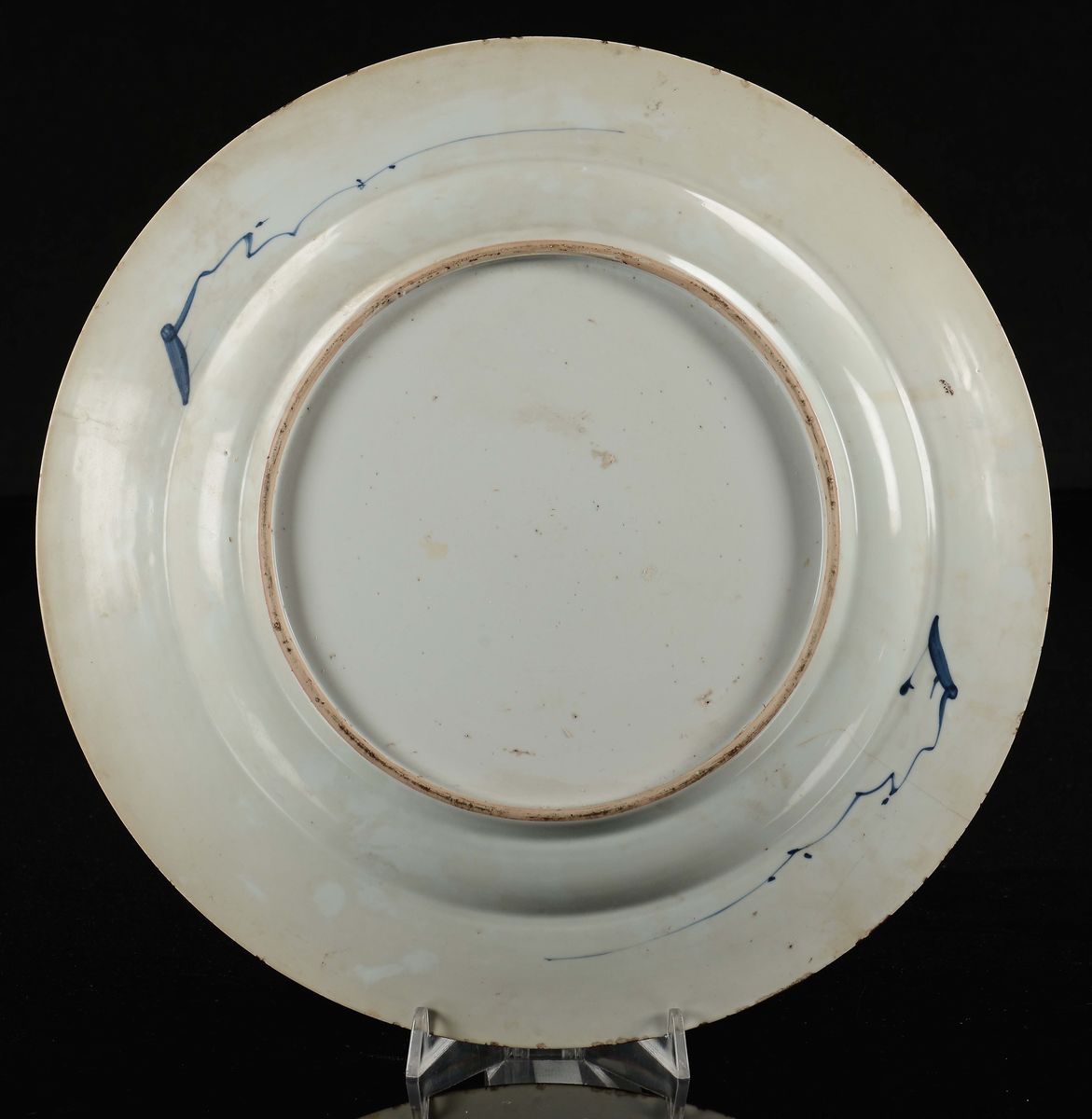 Cina, Dinastia Qing, Grande piatto in porcellana bianca e blu con decorazione di vasi di fiori, e...