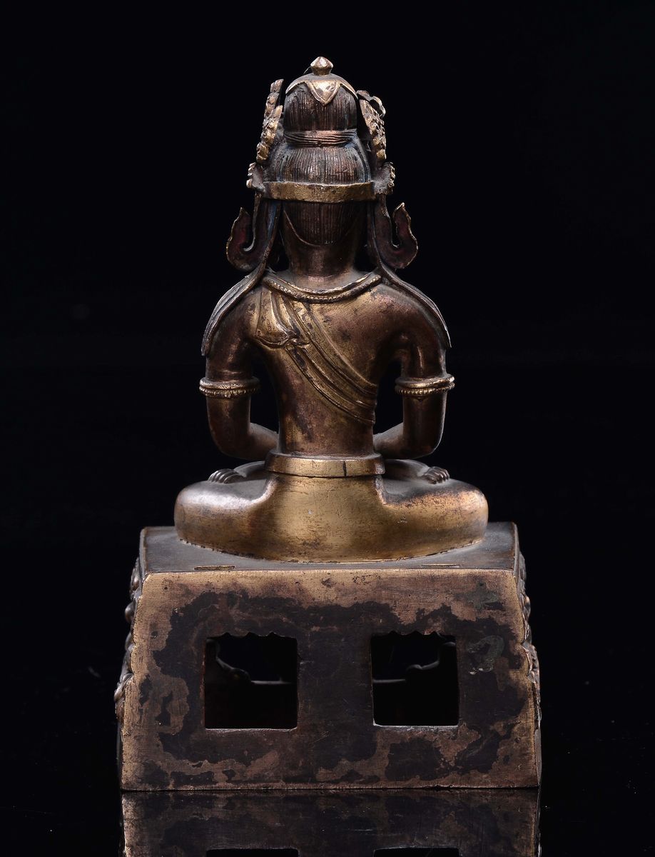 Figura di Amitaya in bronzo dorato, Cina, Dinastia Qing, periodo Qianlong (1736-1795), altezza 18...