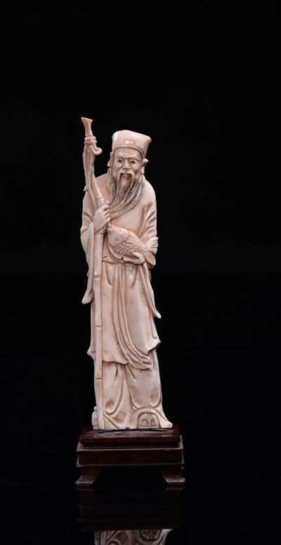 Figura di Dignitario in Avorio con Bastone e Pesce, Cina, Inizio XX Secolo