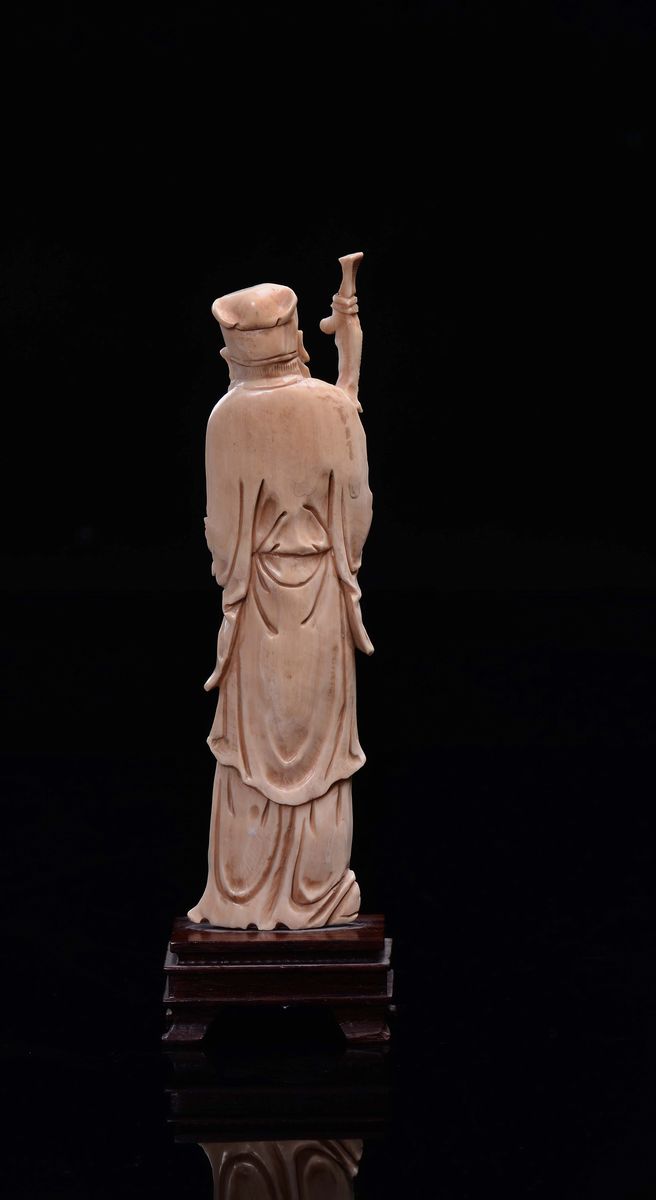 Figura di Dignitario in Avorio con Bastone e Pesce, Cina, Inizio XX Secolo