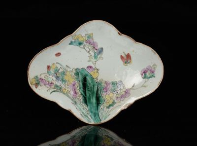 Alzata in Porcellana Policroma con Farfalla e Fiori, Cina, Dinastia Qing, XIX Secolo
