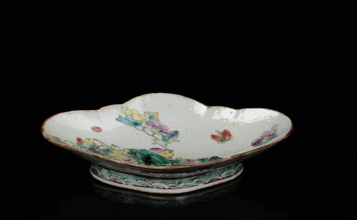 Alzata in Porcellana Policroma con Farfalla e Fiori, Cina, Dinastia Qing, XIX Secolo