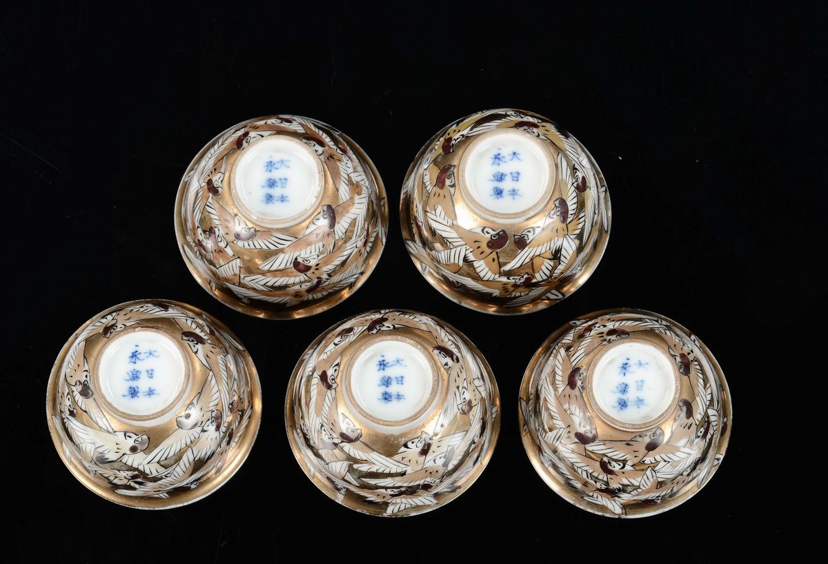 Cinque Coppette da Libagione in Porcellana a Fondo Oro con Volatili, Cina, XX Secolo