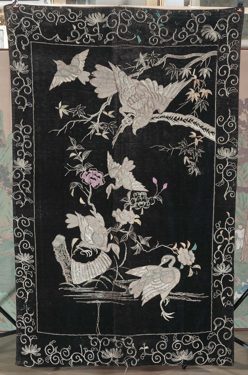 Tessuto a fondo nero con ricamo oro di voltali, Giappone, fine XIX secolo  - Asta Chinese Works of Art - Cambi Casa d'Aste