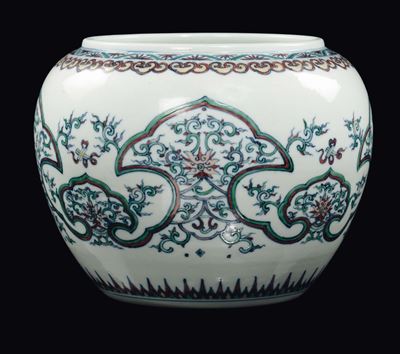 Cina, Dinastia Qing, Rara bowl in porcellana Ducai con decoro di fiori di loto e volute, epoca Qi...
