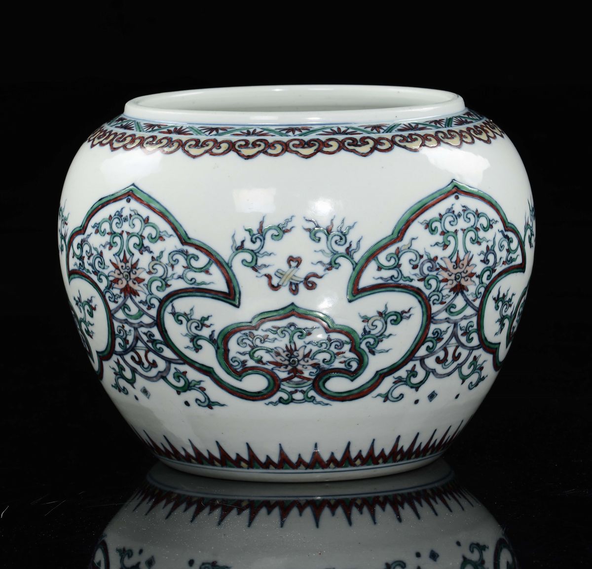 Cina, Dinastia Qing, Rara bowl in porcellana Ducai con decoro di fiori di loto e volute, epoca Qi...