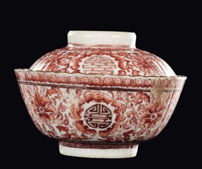Ciotolina con Coperchio in Porcellana a Smalti Policromi con Decoro Arancione di Fiori di Loto e ...