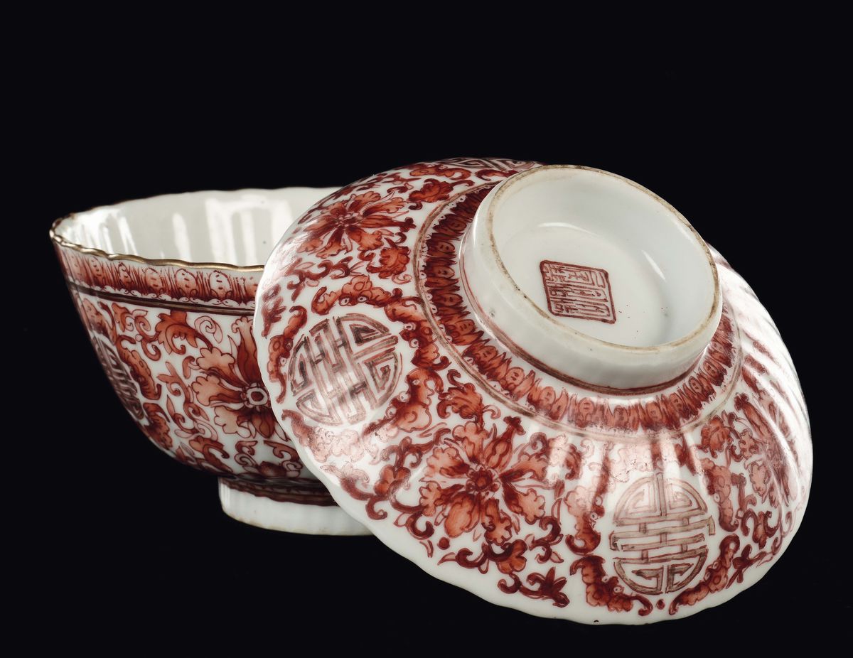 Ciotolina con Coperchio in Porcellana a Smalti Policromi con Decoro Arancione di Fiori di Loto e ...
