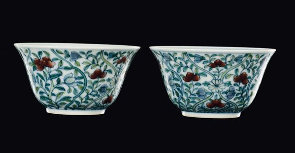 Coppia di coppette da libagione in porcellana Ducai a decoro floreale, Cina, XX secolo