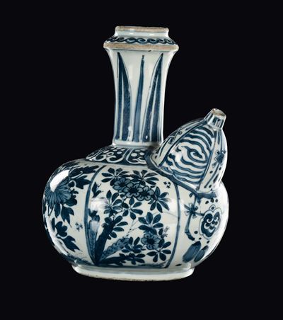 Caraffa in porcellana bianca e blu a decoro floreale, Cina, Dinastia Ming, epoca Wanli (1573-1619...