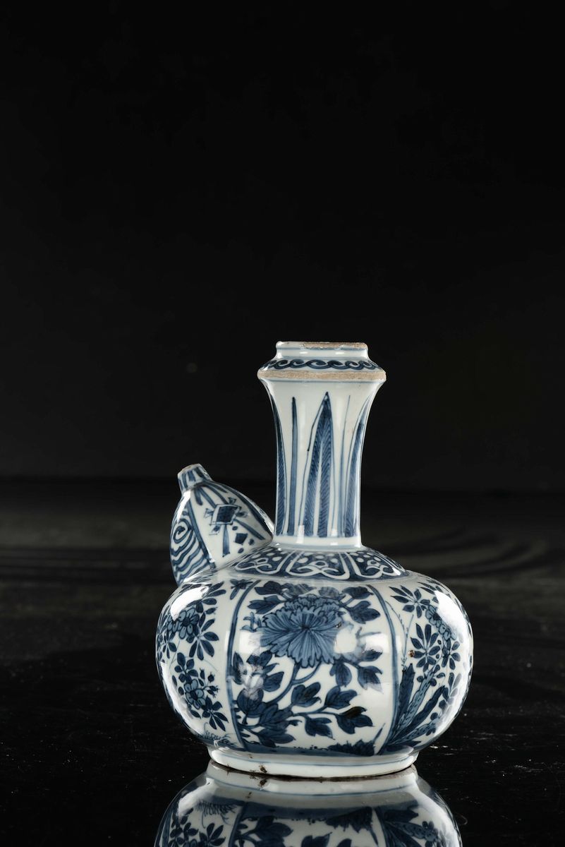 Caraffa in porcellana bianca e blu a decoro floreale, Cina, Dinastia Ming, epoca Wanli (1573-1619...