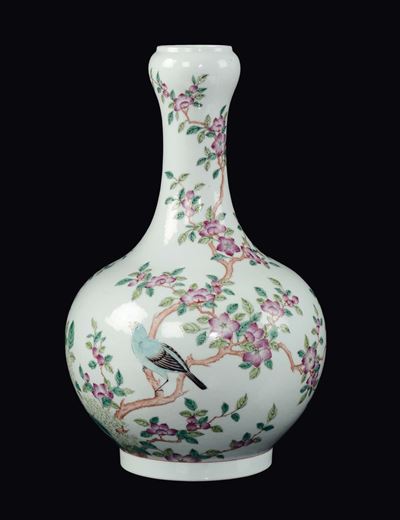 Vaso a Testa D'aglio in Porcellana a Smalti Policromi con Fiori e Uccelli, Cina, Dinastia Qing, M...