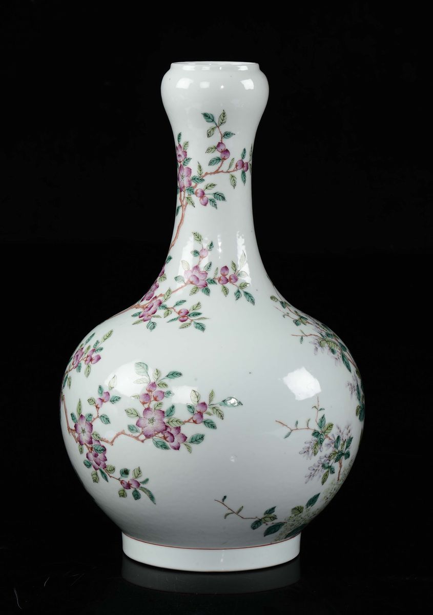 Vaso a Testa D'aglio in Porcellana a Smalti Policromi con Fiori e Uccelli, Cina, Dinastia Qing, M...