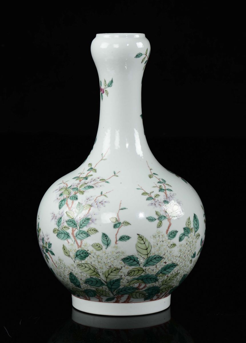 Vaso a Testa D'aglio in Porcellana a Smalti Policromi con Fiori e Uccelli, Cina, Dinastia Qing, M...