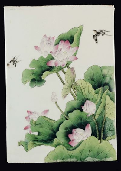 Placca in Porcellana a Smalti Policromi con Fiori e Uccellini, Cina, Repubblica, XX Secolo