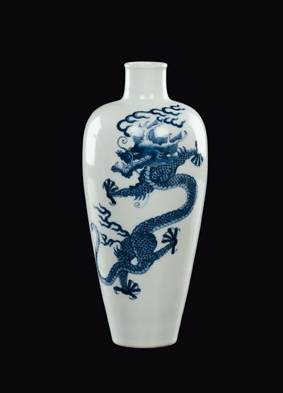 Cina, Vaso in porcellana bianca e blu con decoro di draghi, Dinastia Qing, periodo Kangxi (1662-1...