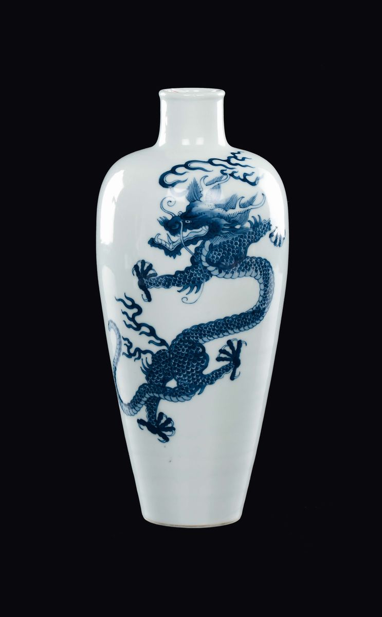 Cina, Vaso in porcellana bianca e blu con decoro di draghi, Dinastia Qing, periodo Kangxi (1662-1...