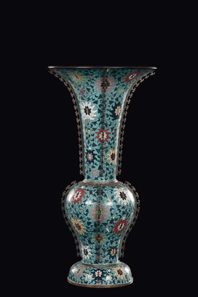 Vaso a tromba in cloisonnè, decoro floreale, Cina, Dinastia Qing, XIX secolo