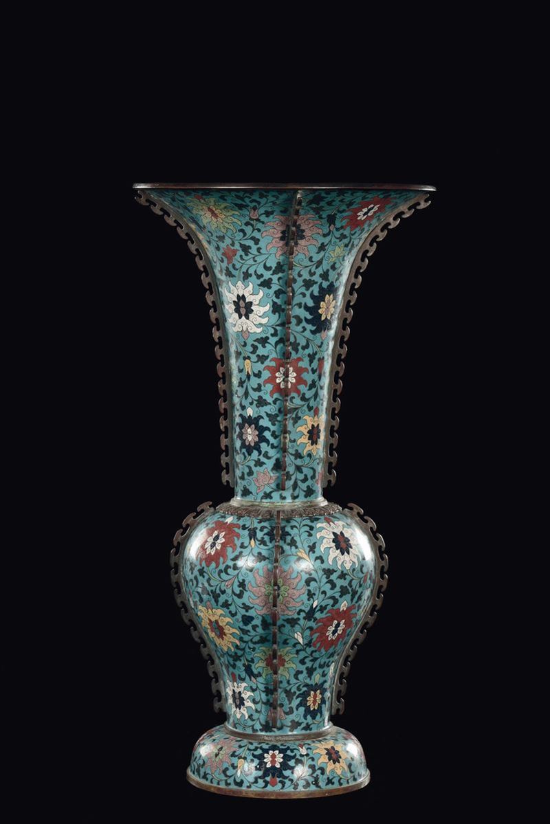 A closionné trumpet vase with floral decoration, China, Qing Dynasty, 19th century  - Auction Fine Chinese Works of Art - II - Cambi Casa d'Aste