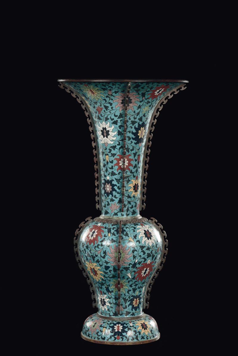 Vaso a tromba in cloisonnè con decoro floreale, Cina, Dinastia Qing, XIX secolo  - Asta Fine Chinese Works of Art - II - Cambi Casa d'Aste