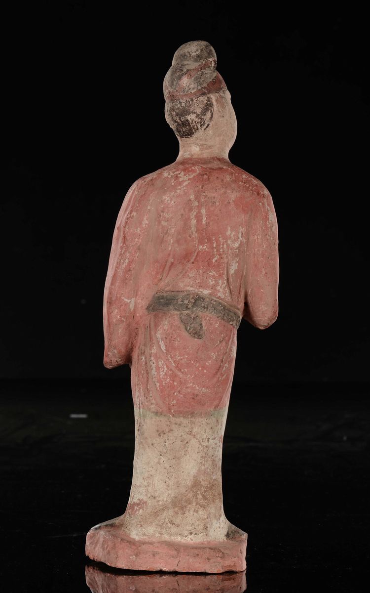 Dignitario con cappello, terracotta dipinta, Cina, Dinastia Tang (618-906), altezza 36,5 cm