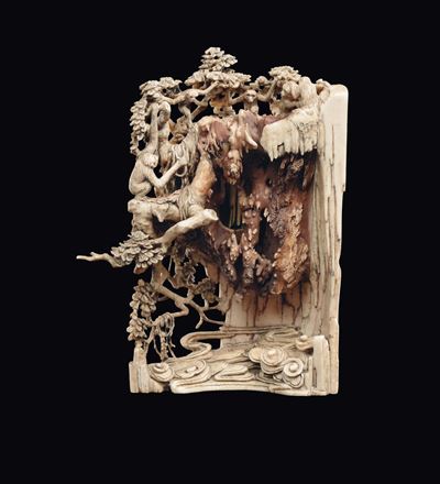 Cina, Dinastia Qing, Scultura in avorio finemente scolpita con alberi e scimmiette, epoca Kangxi ...