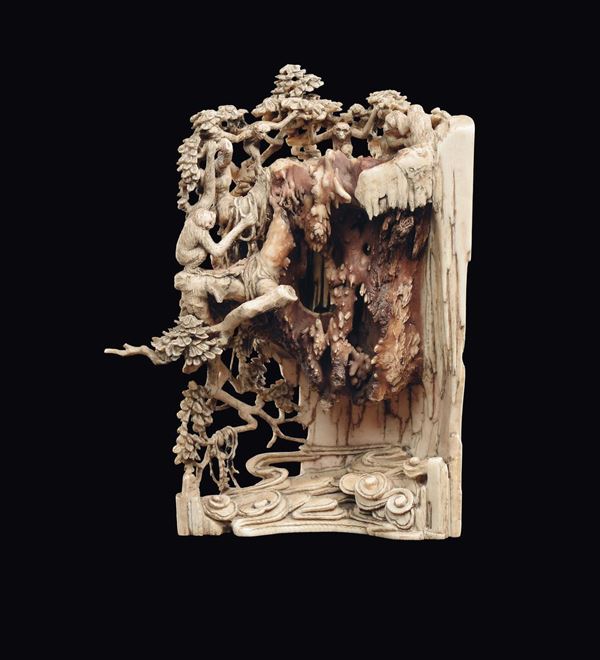 Scultura in avorio finemente scolpita con alberi e scimmiette, Cina, Dinastia Qing, epoca Kangxi (1662-1722)
