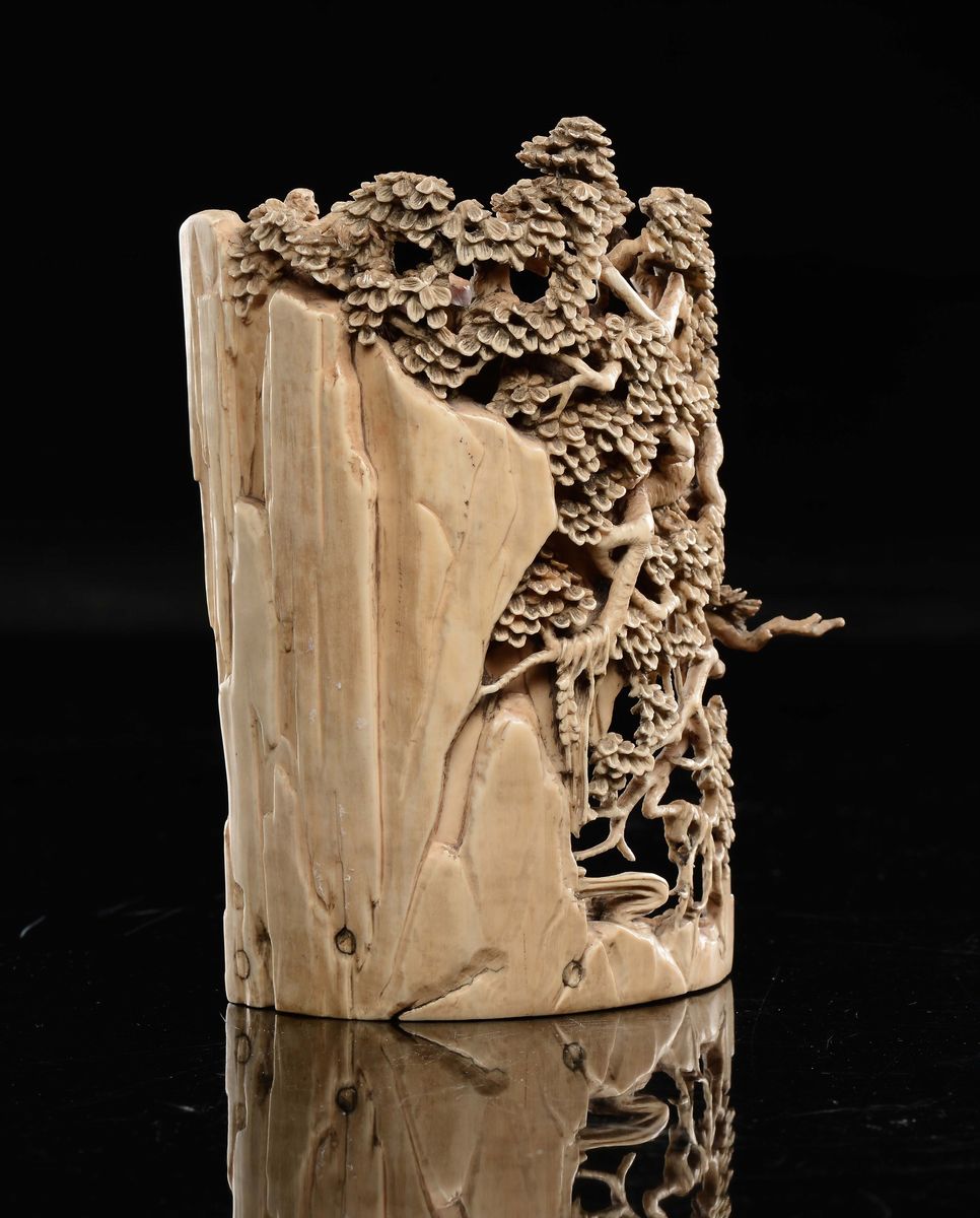 Cina, Dinastia Qing, Scultura in avorio finemente scolpita con alberi e scimmiette, epoca Kangxi ...