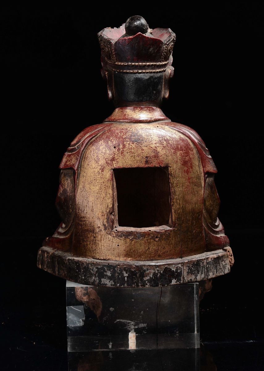 Dignitario seduto in posizione di dhyanasana, legno laccato, Cina, Dinastia Qing, XVIII secolo