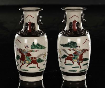 Coppia di Vasi in Porcellana Policroma Craquele con Scene di Battaglia e Profili in Bronzo, Cina,...