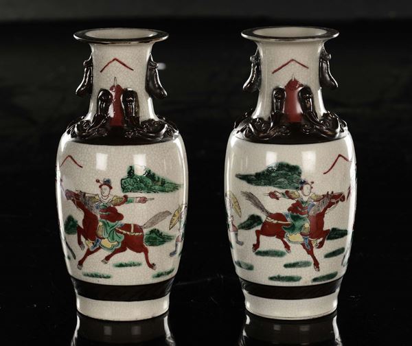 Coppia di vasi in porcellana policroma craquele con scene di battaglia e profili in bronzo, Cina, XX secolo