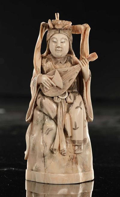 Figura di Guanyin Musicante in Avorio Seduta su una Roccia, Giappone, Epoca Meiji, XIX Secolo