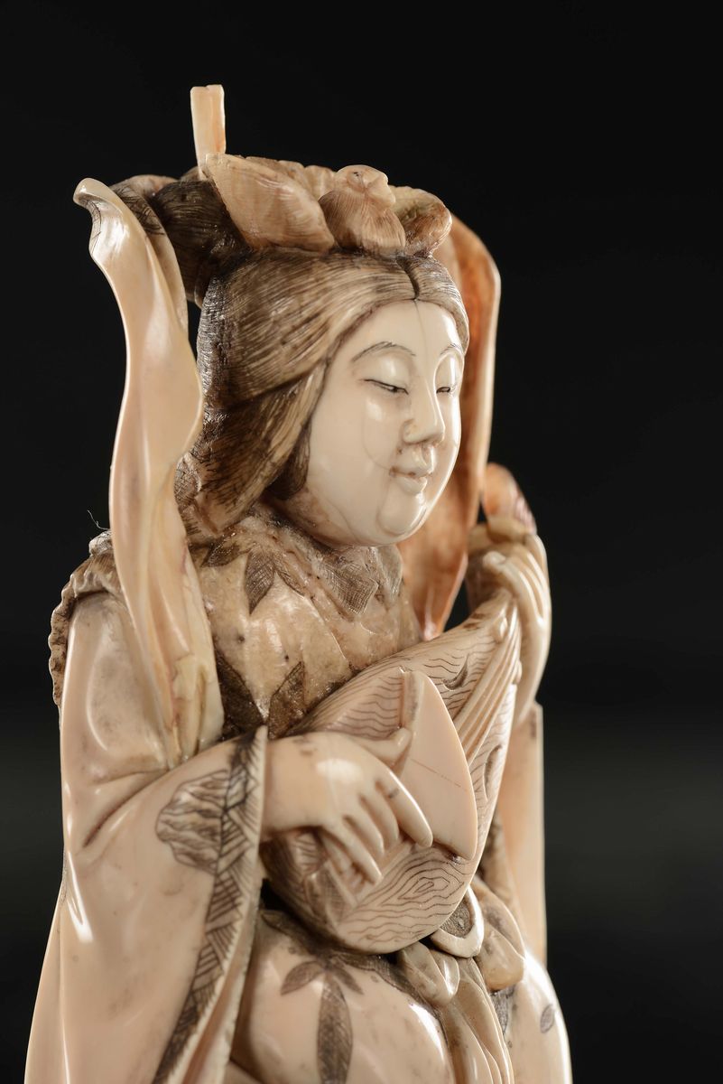 Figura di Guanyin Musicante in Avorio Seduta su una Roccia, Giappone, Epoca Meiji, XIX Secolo