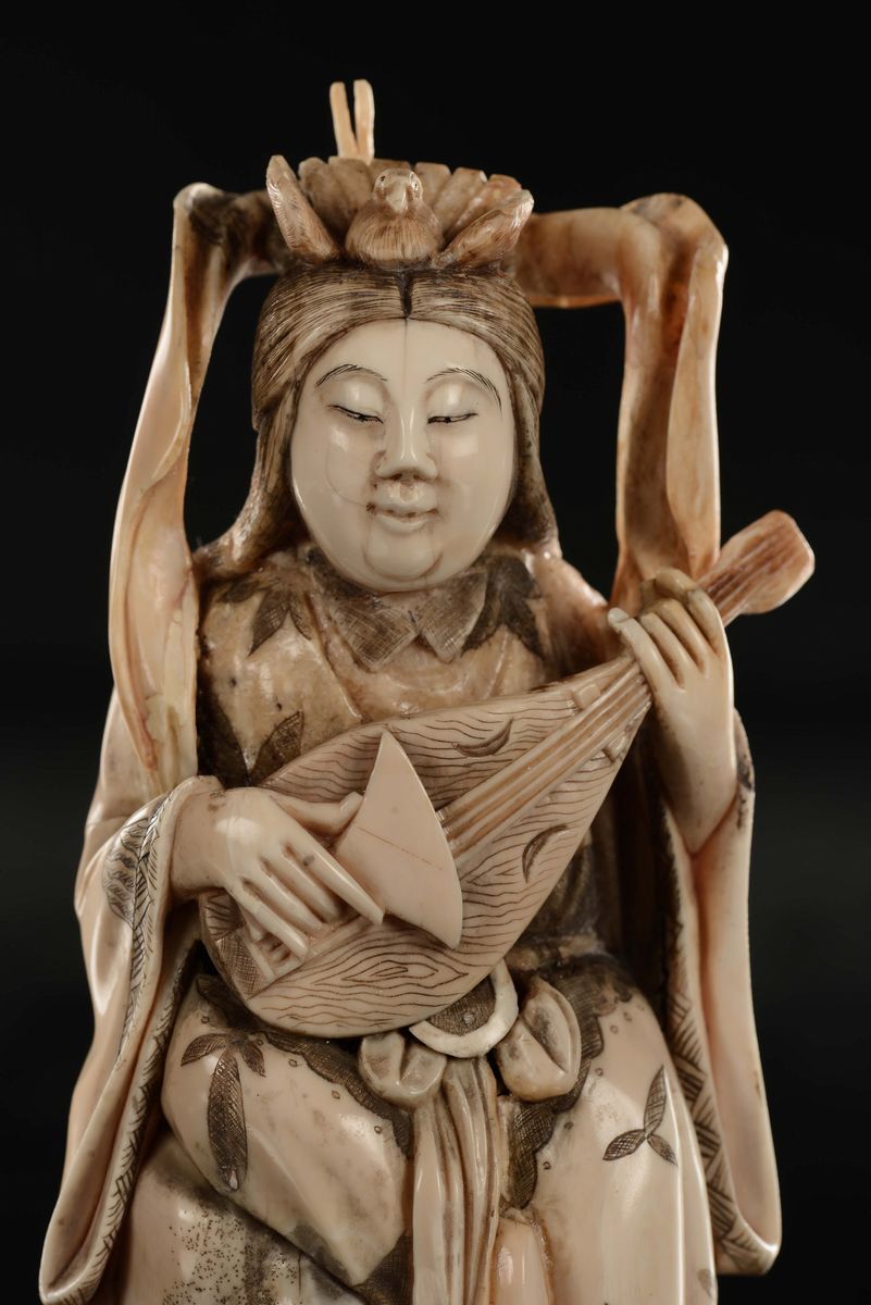 Figura di Guanyin Musicante in Avorio Seduta su una Roccia, Giappone, Epoca Meiji, XIX Secolo