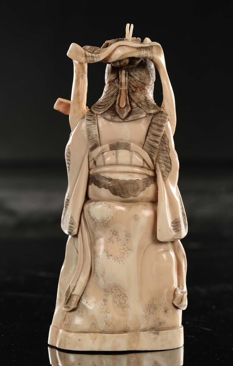 Figura di Guanyin Musicante in Avorio Seduta su una Roccia, Giappone, Epoca Meiji, XIX Secolo
