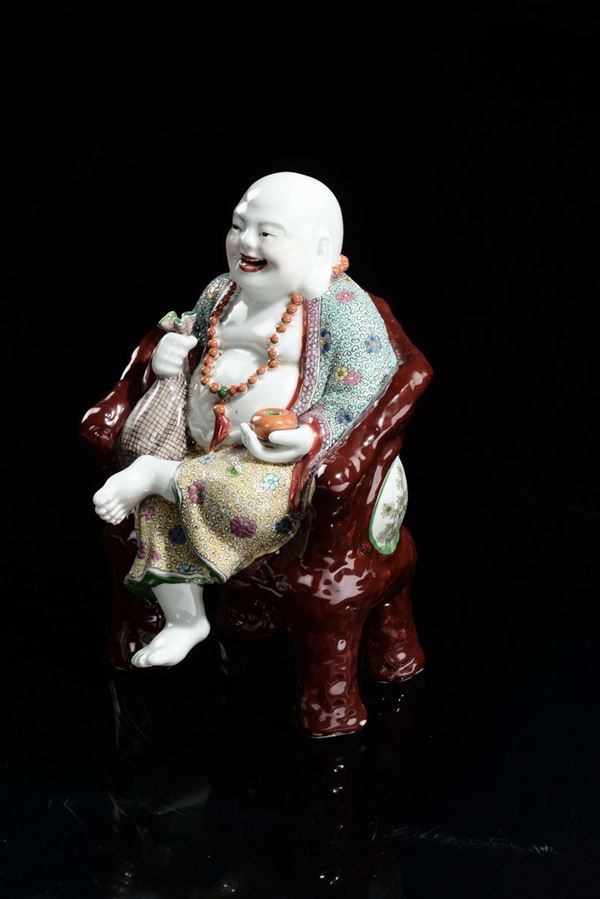 Figura di Budai in porcellana policroma seduto su trono, Cina, XX secolo