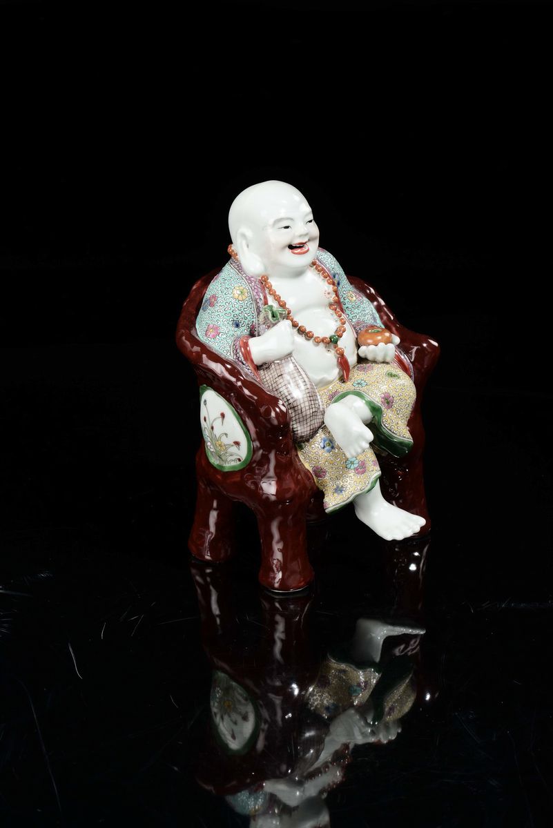 Figura di Budai in Porcellana Policroma Seduto su Trono, Cina, XX Secolo
