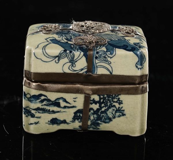 Scatolina in porcellana Celadon con decori bianchi e blu e profili in argento con draghi sul coperchio, Cina, XX secolo