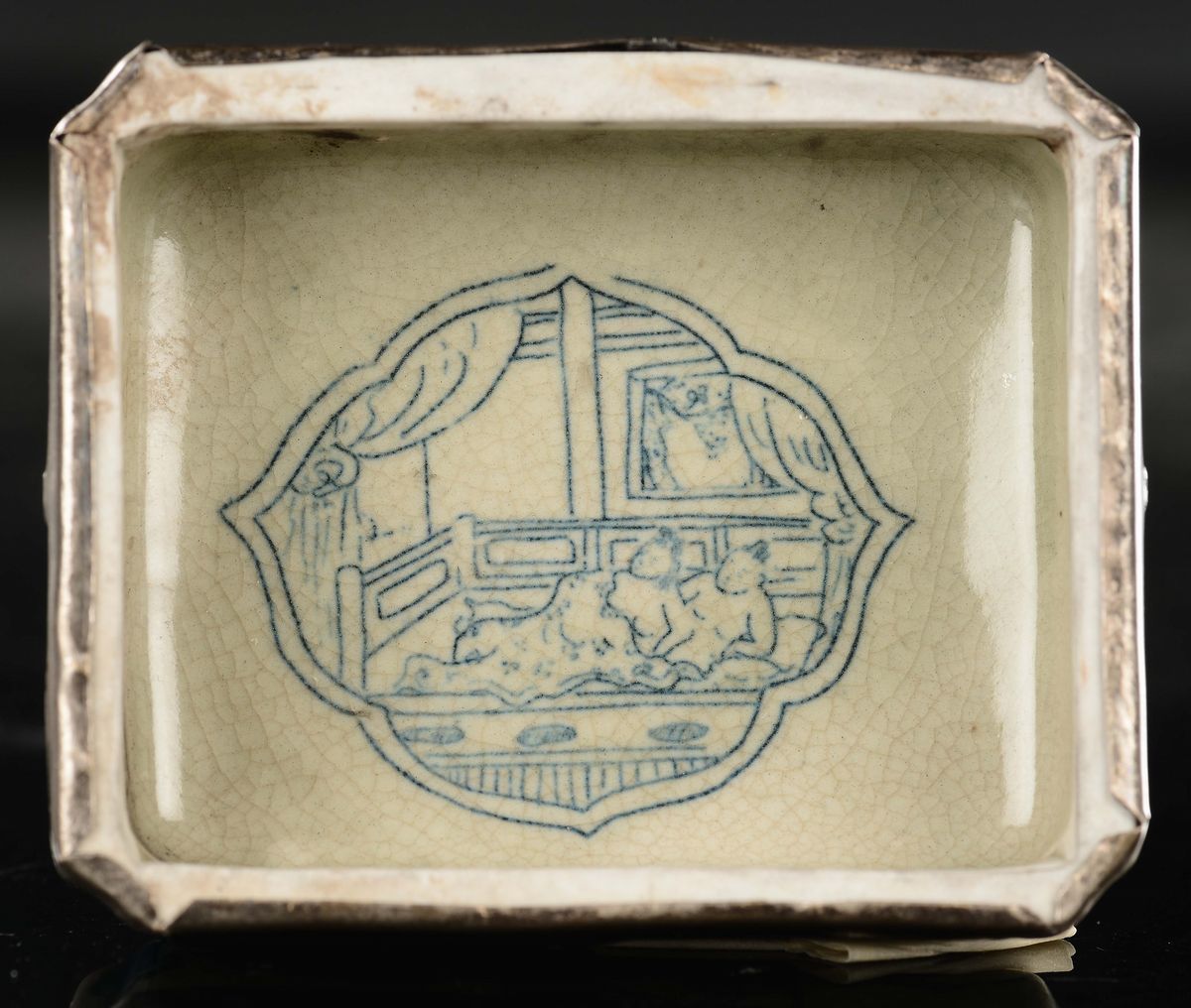 Scatolina in Porcellana Celadon con Decori Bianchi e Blu e Profili in Argento con Draghi sul Cope...