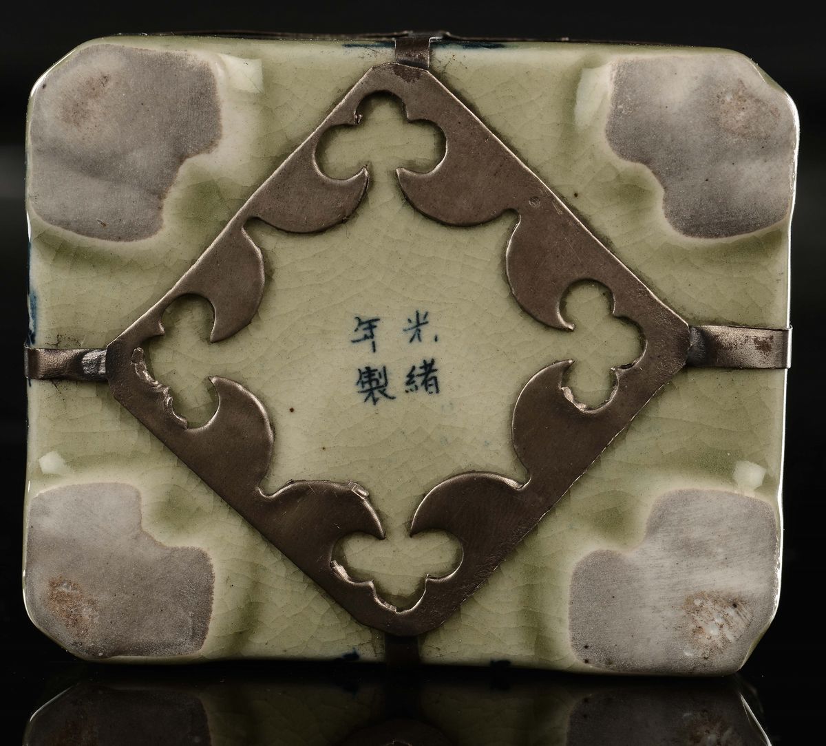 Scatolina in Porcellana Celadon con Decori Bianchi e Blu e Profili in Argento con Draghi sul Cope...