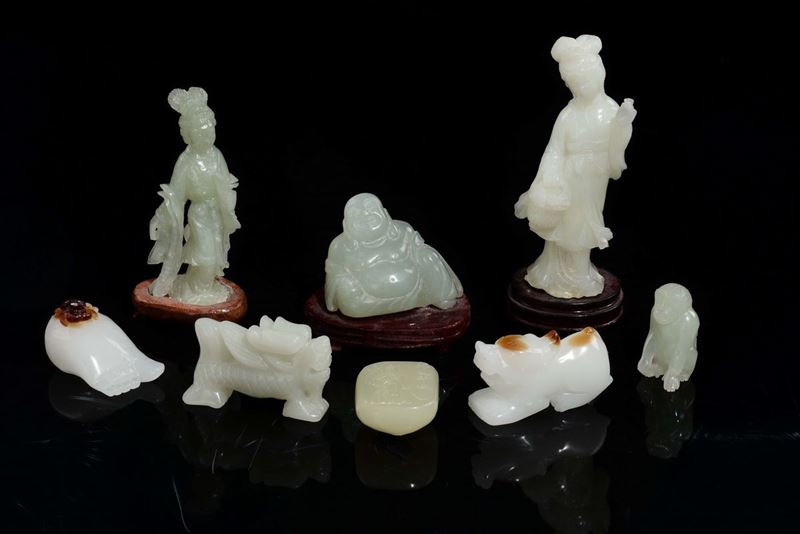 Lot of eight carved jade, five green and three white and russet, depicting two Guanyin, a monkey, a Budai, a warrior. two Pho dogs and a foot with a spider, China, 20th century  - Auction Chinese Works of Art - Cambi Casa d'Aste