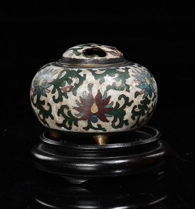 Incensiere Tripode in Cloisonnè con Coperchio a Decoro Floreale, Cina, Dinastia Qing, XIX Secolo