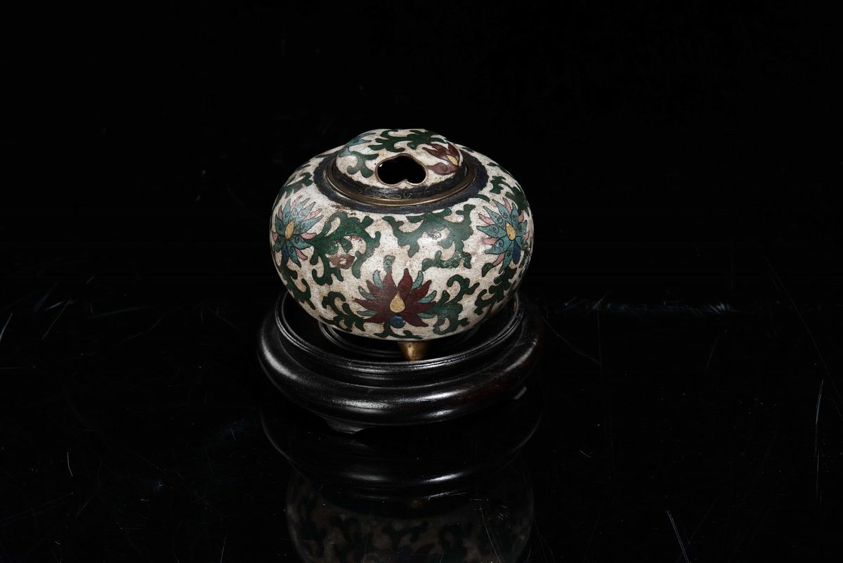 Incensiere Tripode in Cloisonnè con Coperchio a Decoro Floreale, Cina, Dinastia Qing, XIX Secolo