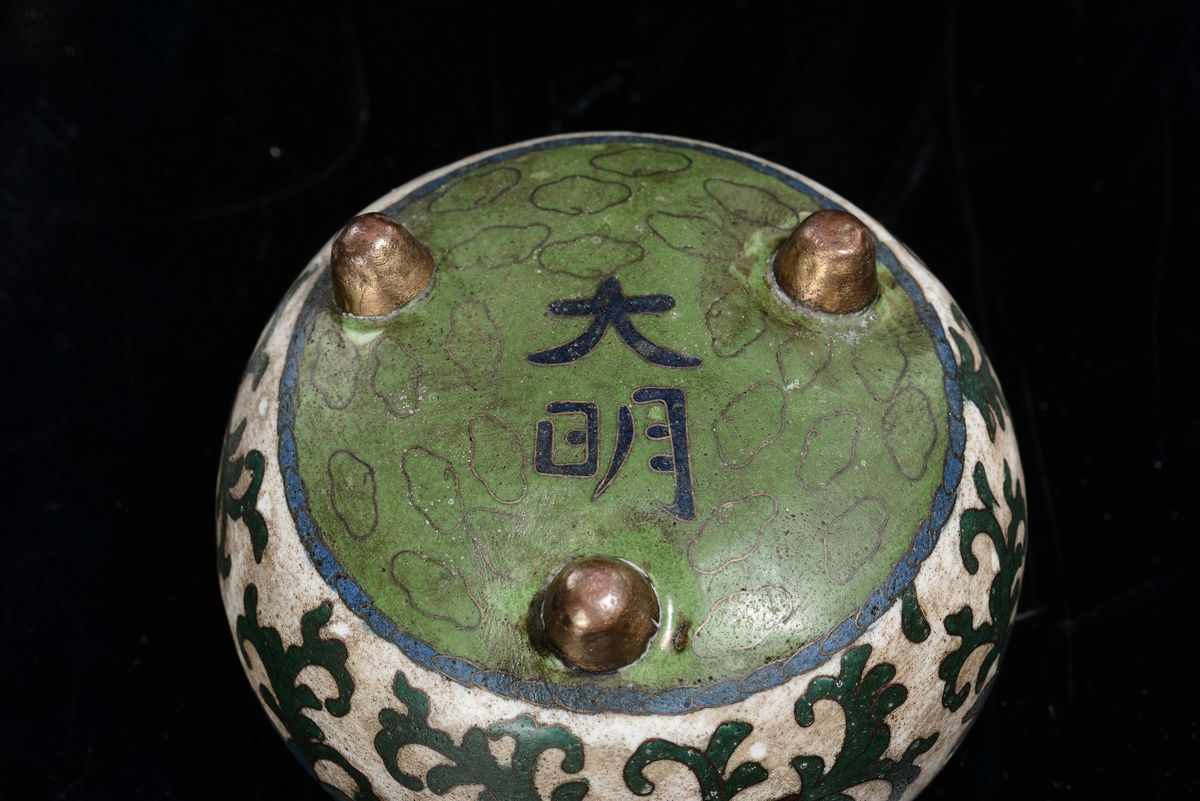Incensiere Tripode in Cloisonnè con Coperchio a Decoro Floreale, Cina, Dinastia Qing, XIX Secolo