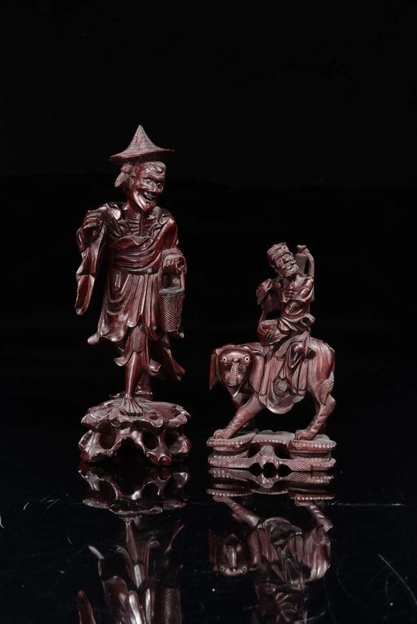 Due personaggi scolpiti in legno, un contadino con cappello e cestino e un saggio a cavallo di un elefante, Cina, XX secolo