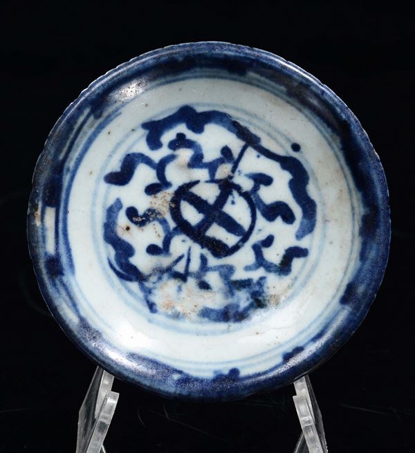 Piattino in porcellana bianca e blu a decoro stilizzato, Cina, Dinastia Ming, XVII secolo